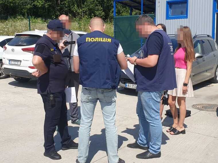 В Буковине за коррупцию задержали таможенника