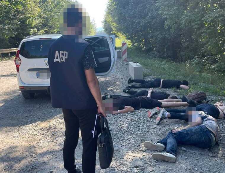 У Чернівцях ДБР затримало правоохоронця, який незаконно переправляв військовозобов’язаних через кордон