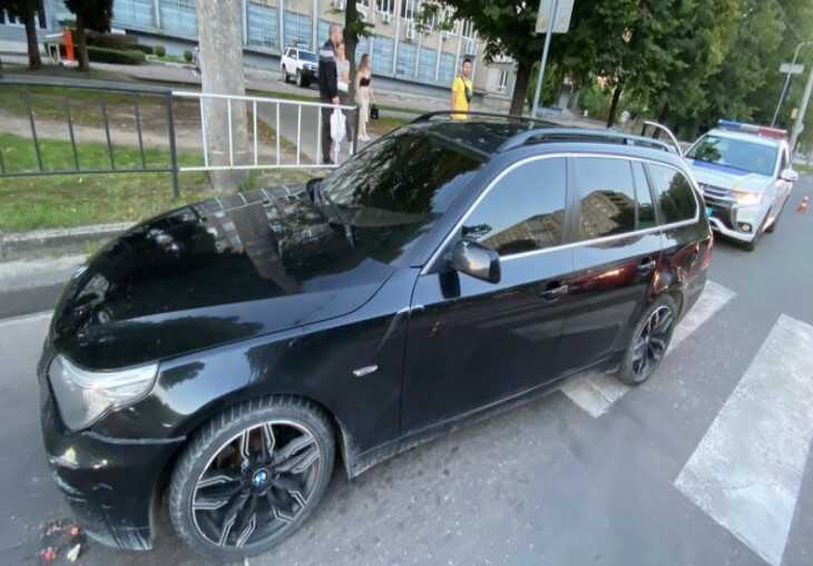 У Львові водій BMW збив жінку з двома дітьми