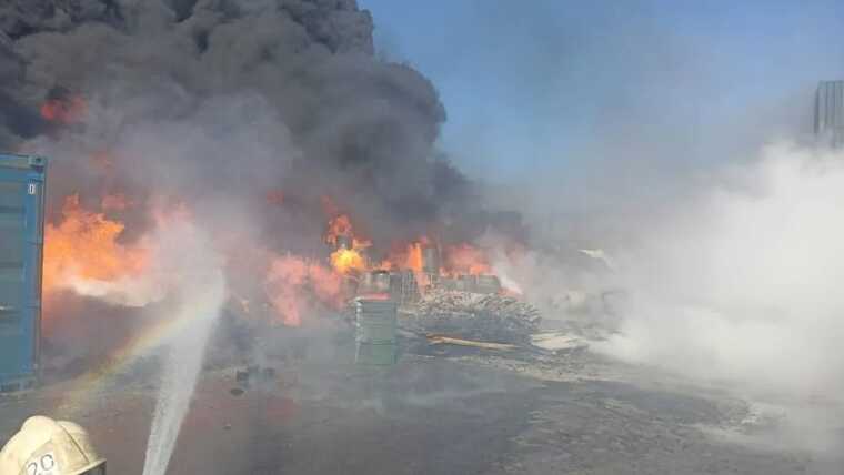 В Новороссийске вспыхнул мощный пожар в грузовом терминале: поднялся черный дым