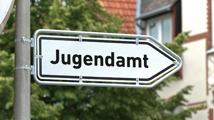 Как и почему у украинских беженцев в ФРГ государственные службы забирают детей?