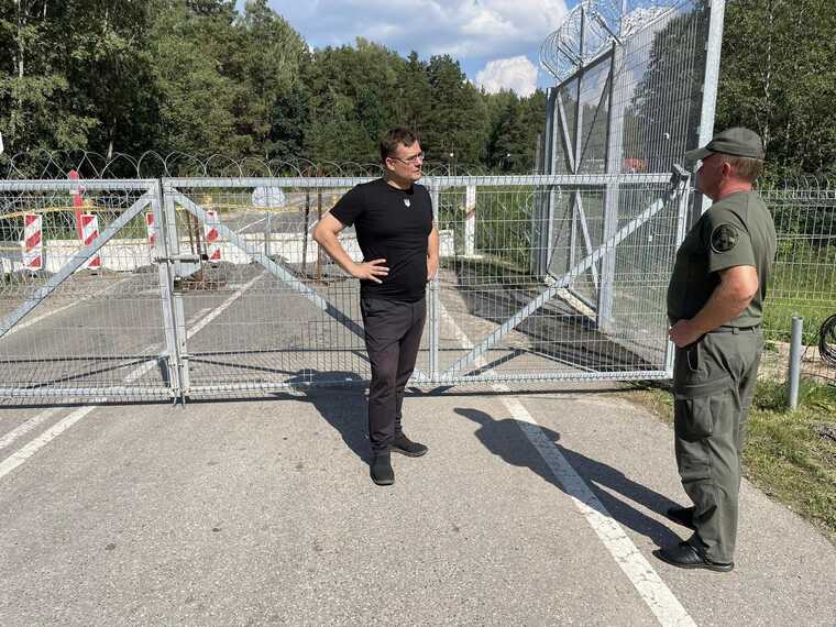 Литва укрепляет границу с Беларусью: установили первые укрепления