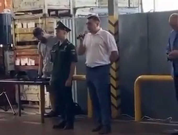 Російський військком вербує робітників прямо на заводі в Тольятті