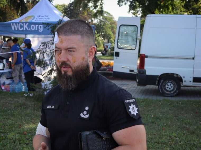 Удар по Чернігову: у поліції показали одного з героїв, які рятували людей