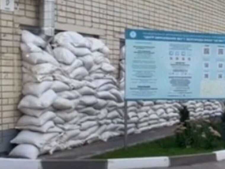 В Белгороде окна первых этажей закрывают мешками с песком