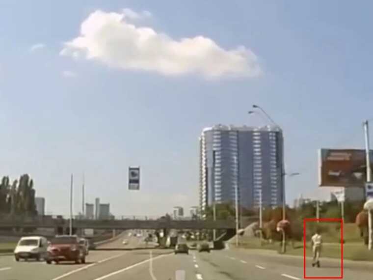 У Києві чоловік на електросамокаті обганяв машини на швидкості 70 км/год