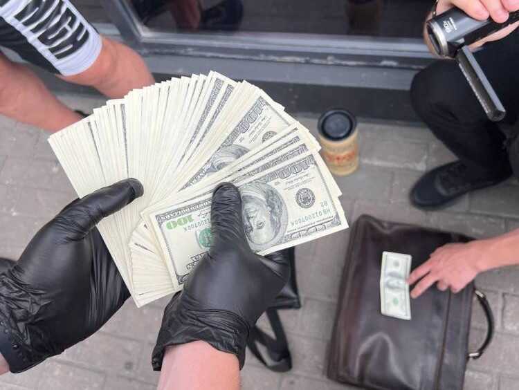 У Києві на хабарі викрили начальника районного військкомату