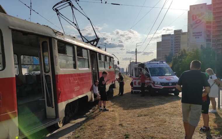 В Киеве сошел с рельсов трамвай: пострадали 8 человек