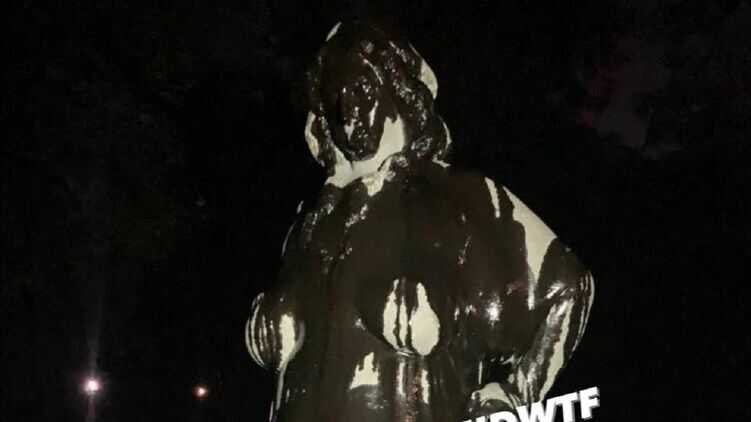 У Львові невідомі облили фарбою скульптуру "Упевнена", фото якої завірусилося у Мережі