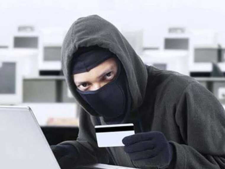 "Залишилися з дитиною без грошей": шахраї вкрали з картки клієнтки ПриватБанку значну суму