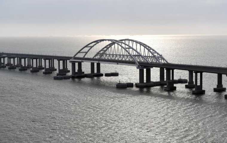 Окупанти затоплюють пороми: чи захистить це Кримській міст від українських дронів