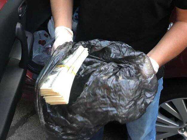 У Києві викрили чоловіка з 50 тисячами підроблених доларів США