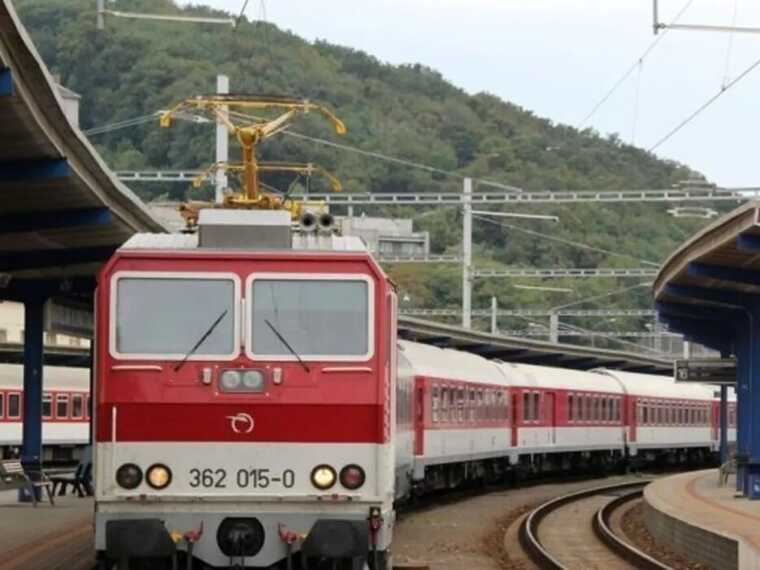 Квитків побільшає вдвічі: "Укрзалізниця" внесла зміни до популярних рейсів за кордон