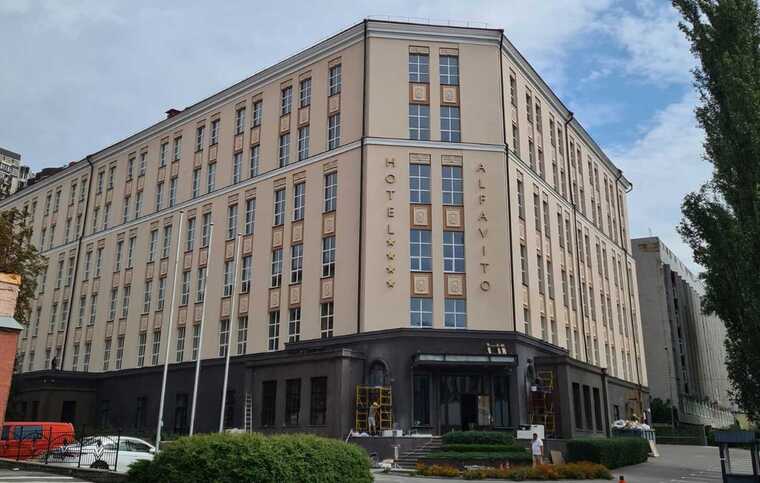 У Києві відновили готель, у який минулого року влучила російська ракета