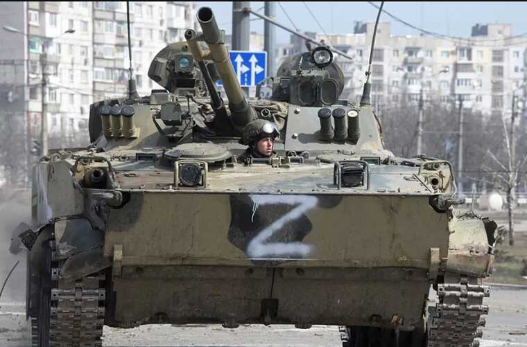 Український дрон скинув боєприпас прямо у люк ворожої БМП-3