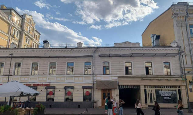 В Киеве на улице Сагайдачного предприниматели пытаются незаконно надстроить памятник архитектуры