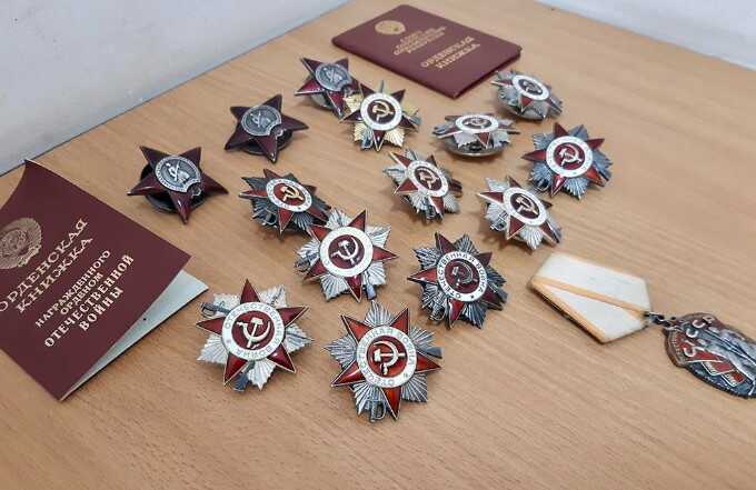 Київські митники виявили в посилках радянські ордени, які задекларували як електрочайник