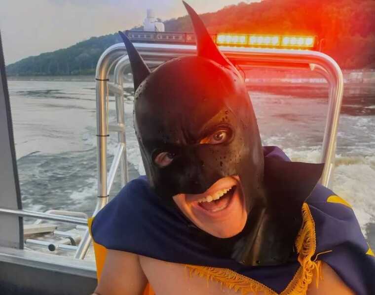 В Киеве иностранец чуть не утонул, пытаясь переплыть Днепр в маске "Бэтмена"