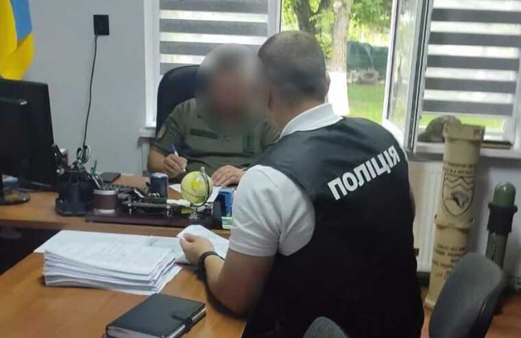 На Прикарпатті начальник військкомату влаштував дружину до себе на роботу