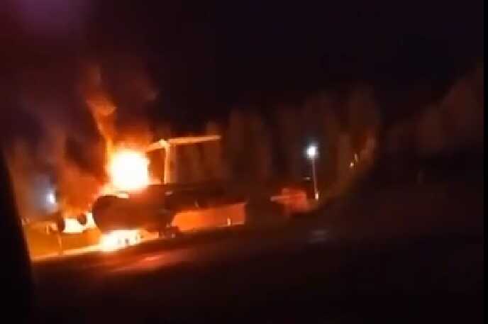 Российский самолет Ил-76 догорает на военном аэродроме в Пскове