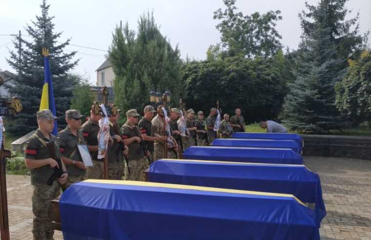 На Полтавщині прощаються із загиблими на Донеччині екіпажами Мі-8