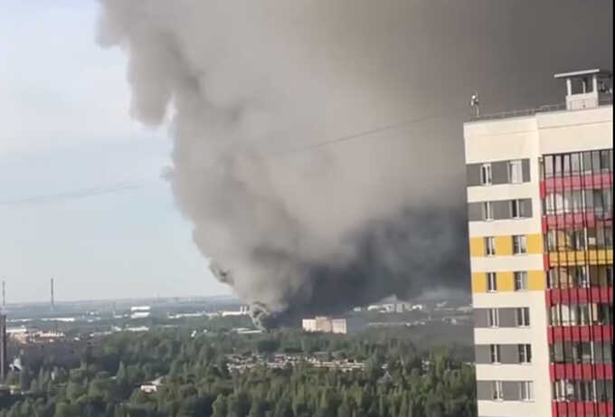 В России в Питере пылает комбинат