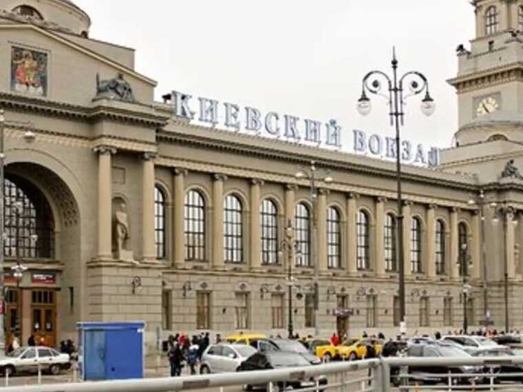 Из-за угрозы взрыва: в Москве ночью отменили десятки авиарейсов и эвакуировали вокзал