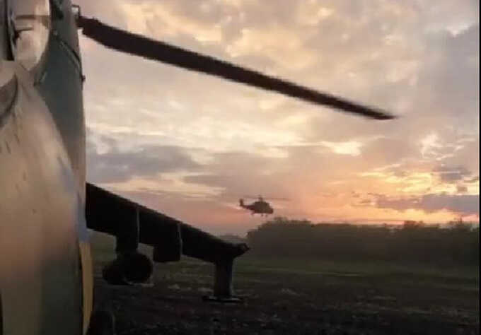 Українські ударні вертольоти Мі-24П знищують російські позиції некерованими ракетами Hydra