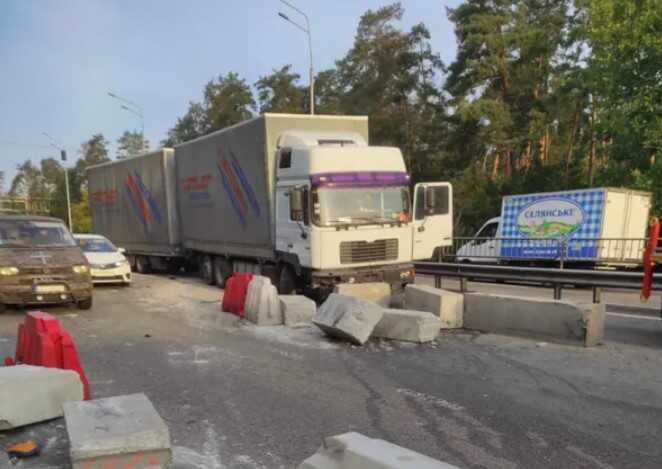На в’їзді до Києва вантажівка на швидкості протаранила блокпост