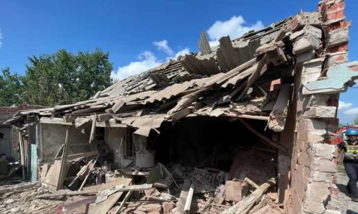 На Донеччині окупанти зруйнували будинок, вбили чоловіка й поранили ще 5 осіб