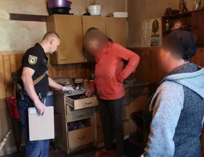 Івано-Франківські правоохоронці затримали жінку, яка ножем поранила знайомого