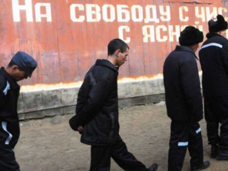 Довоювалися до ручки: Міноборони РФ хоче поставити всіх "зеків" на військовий облік