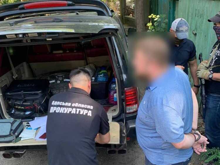 В Одессе на взятке задержали чиновника таможни