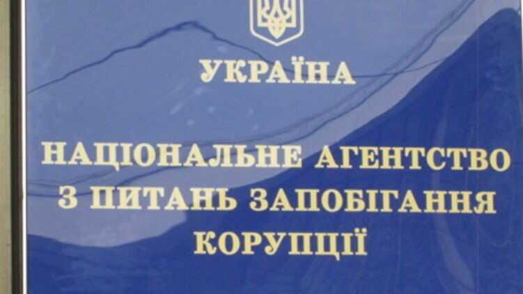 НАЗК запідозрило у корупції двох чергових військкомів