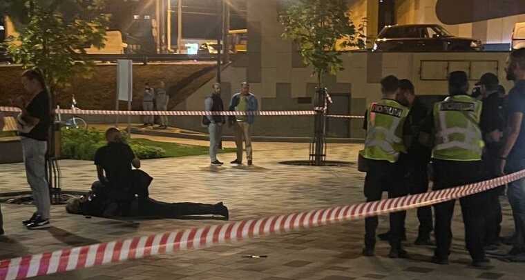 В Киеве злоумышленник ранил полицейского во время задержания