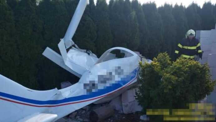 У Чехії літак впав у садок біля будинку: є загиблі