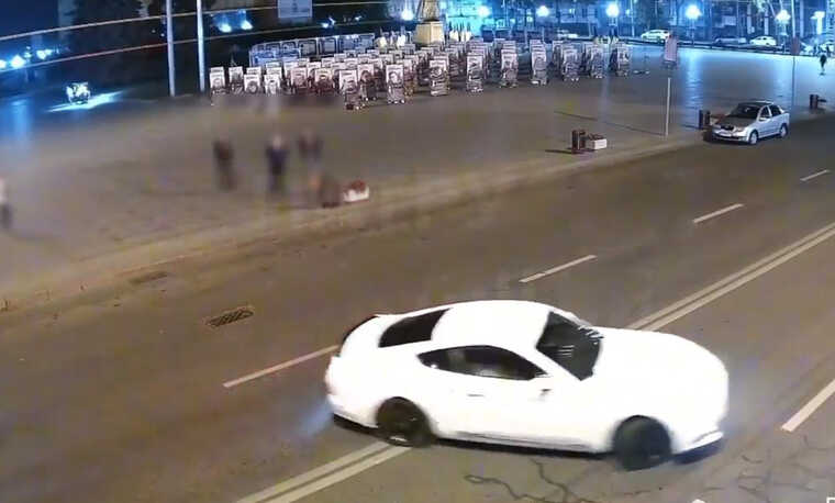 У Рівному водій Ford Mustang влаштував дрифт перед світлинами полеглих захисників України