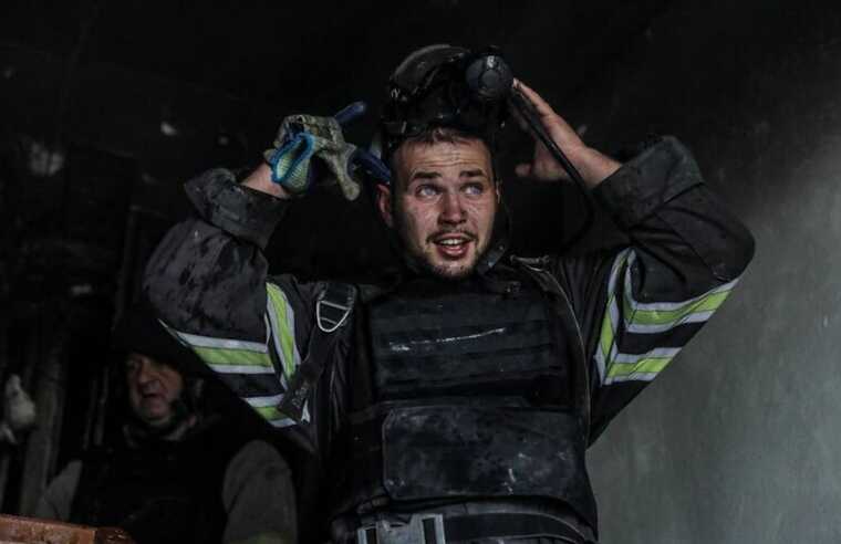 Зеленський привітав рятувальників з професійним святом: Ви врятували після обстрілів тисячі життів