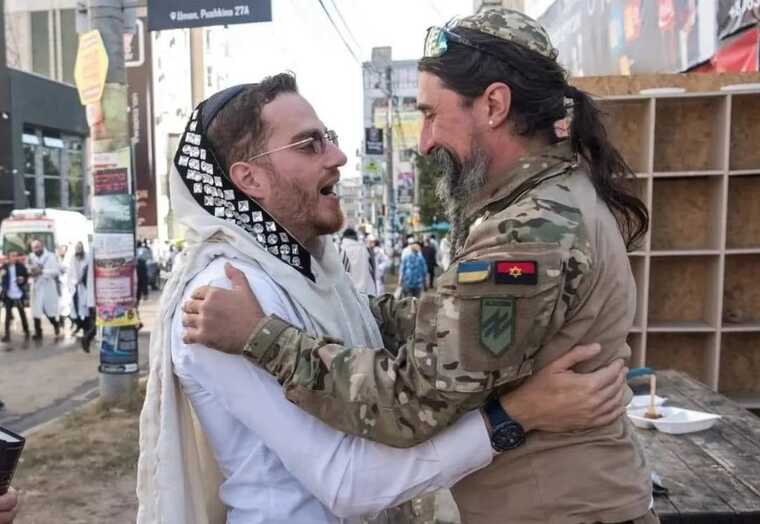 Сеть взбудоражило фото теплой встречи паломника-хасида с воином из полка "Азов"