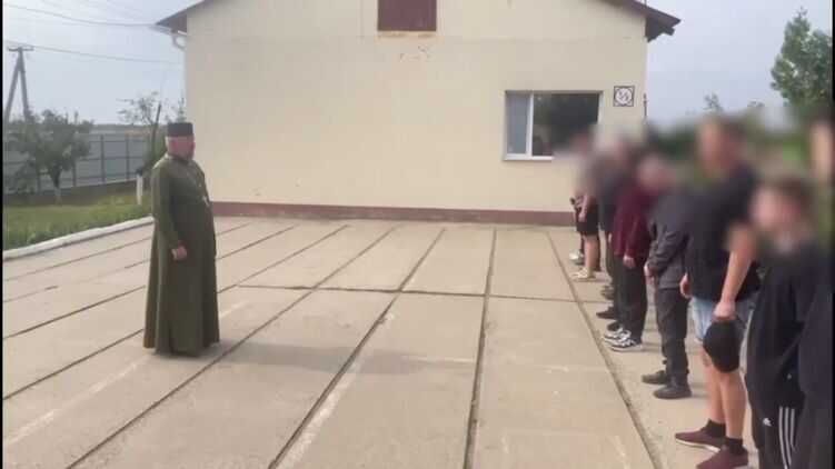Під Одесою перед спійманими ухилянтами виступив священик, після чого їх відправили до військкомату