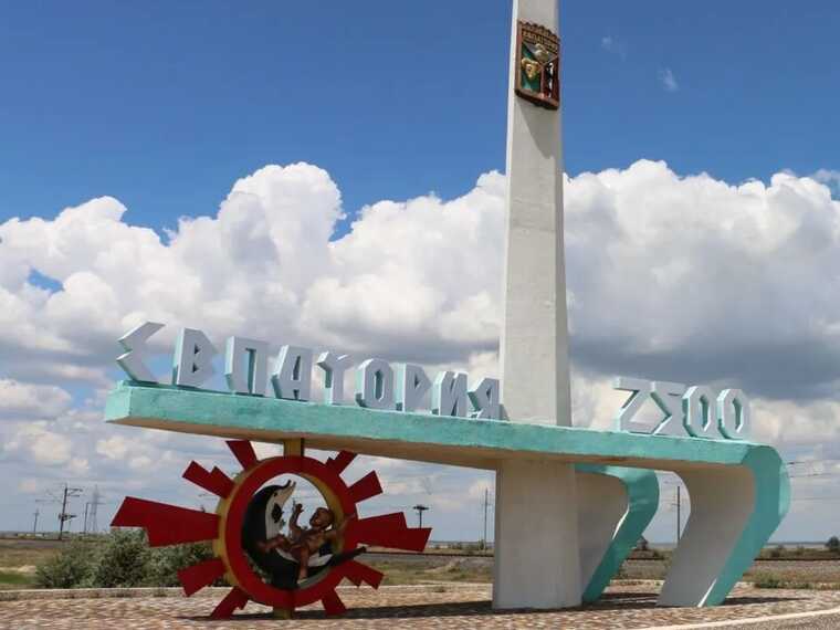 В Євпаторії вночі розгорілася масштабна пожежа: є дані про прильоти