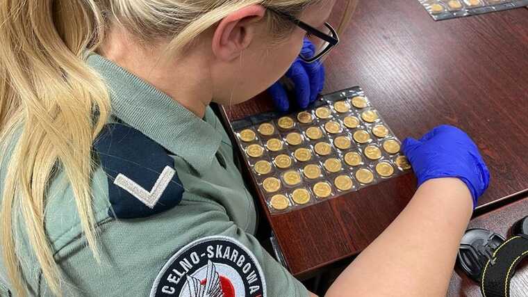 Пенсионерка перевезла через границу 5 кг золотых монет, купленных во Львове