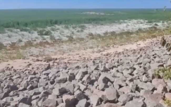 Каховська ГЕС після підриву окупантами – пустеля з камінням