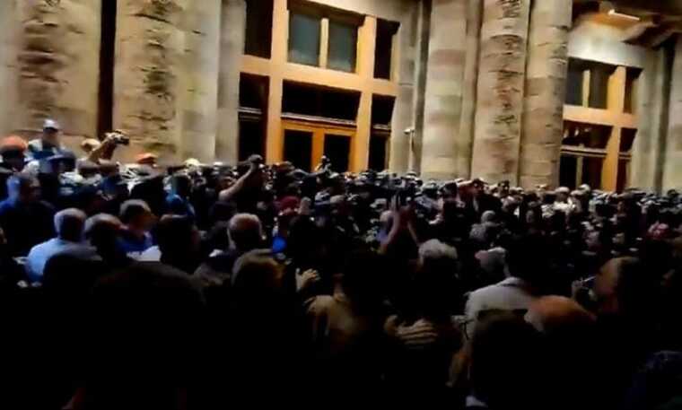 Через сутички біля будівлі уряду Вірменії постраждало 34 людини