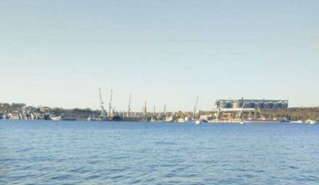 "Громадянських не пускають": ЗС РФ відводять військові кораблі із Севастополя, - АТЕШ