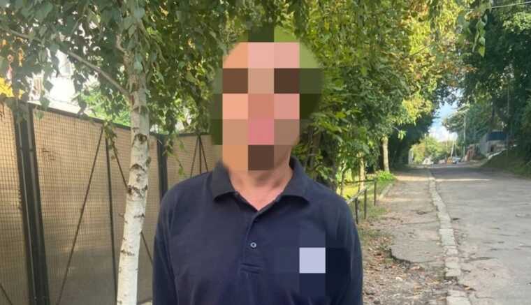 В центре Львова неадекватный мужчина ударил ножом прохожего