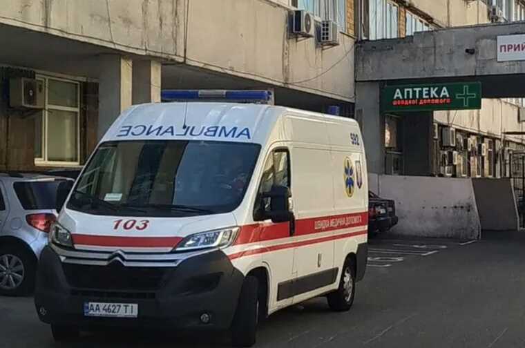 У Києві з вікна лікарні на четвертому поверсі випав маленький хлопчик