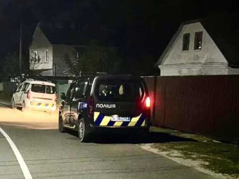 На Київщині водій мопеда протаранив паркан: серед постраждалих є неповнолітня дівчинка