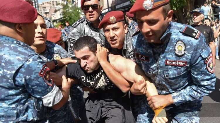 Після жорсткого затримання на протестах у Єревані потрапив до лікарні син експрезидента Вірменії