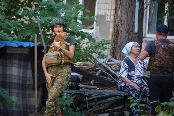 "Белые ангелы", которые помогают людям у линии разграничения в Авдеевке